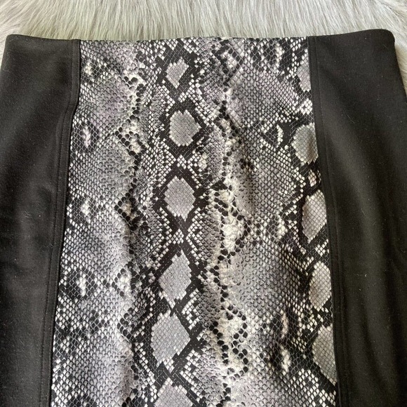 Michael Kors Womens Sz 8 Black Snake Skin Print Pencil Skirt Back Zip Stretch - Picture 2 of 9